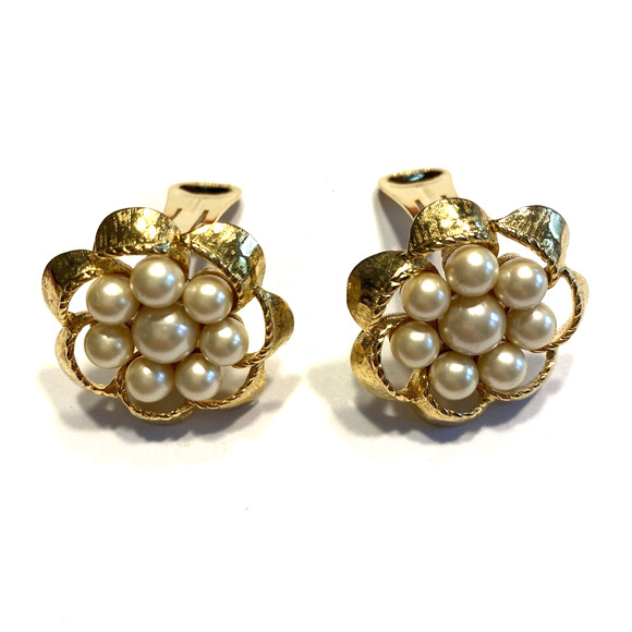 Vintage Clip On Earrings Large Textured Goldtone Rounds Pearl Beaded Center Chic - Picture 3 of 6